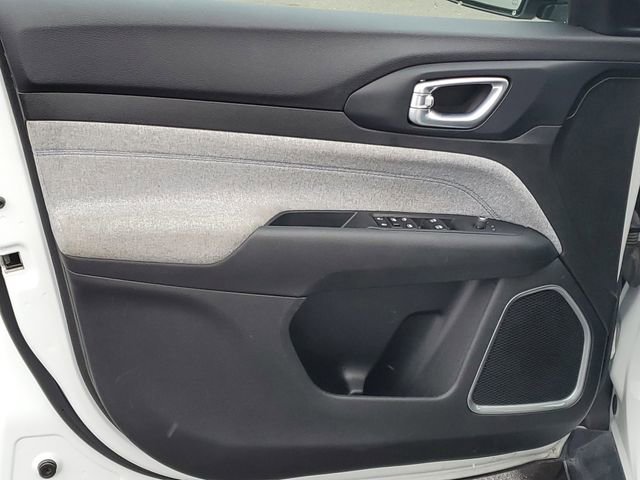 Used 2023 Jeep Compass Latitude image 11