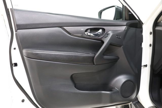 Used 2018 Nissan Rogue SV w/ Premium Package image 19