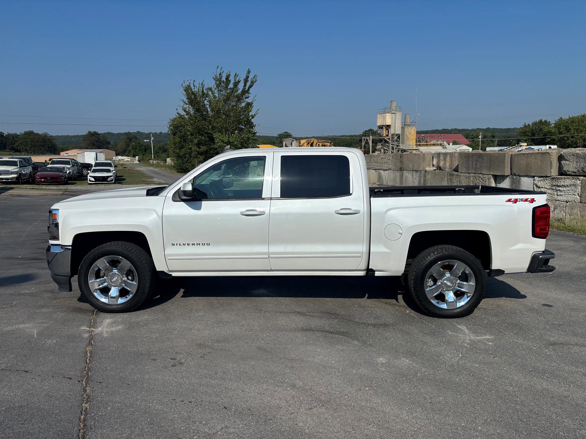 Used 2018 Chevrolet Silverado 1500 LT w/ LT Eassist Package image 4