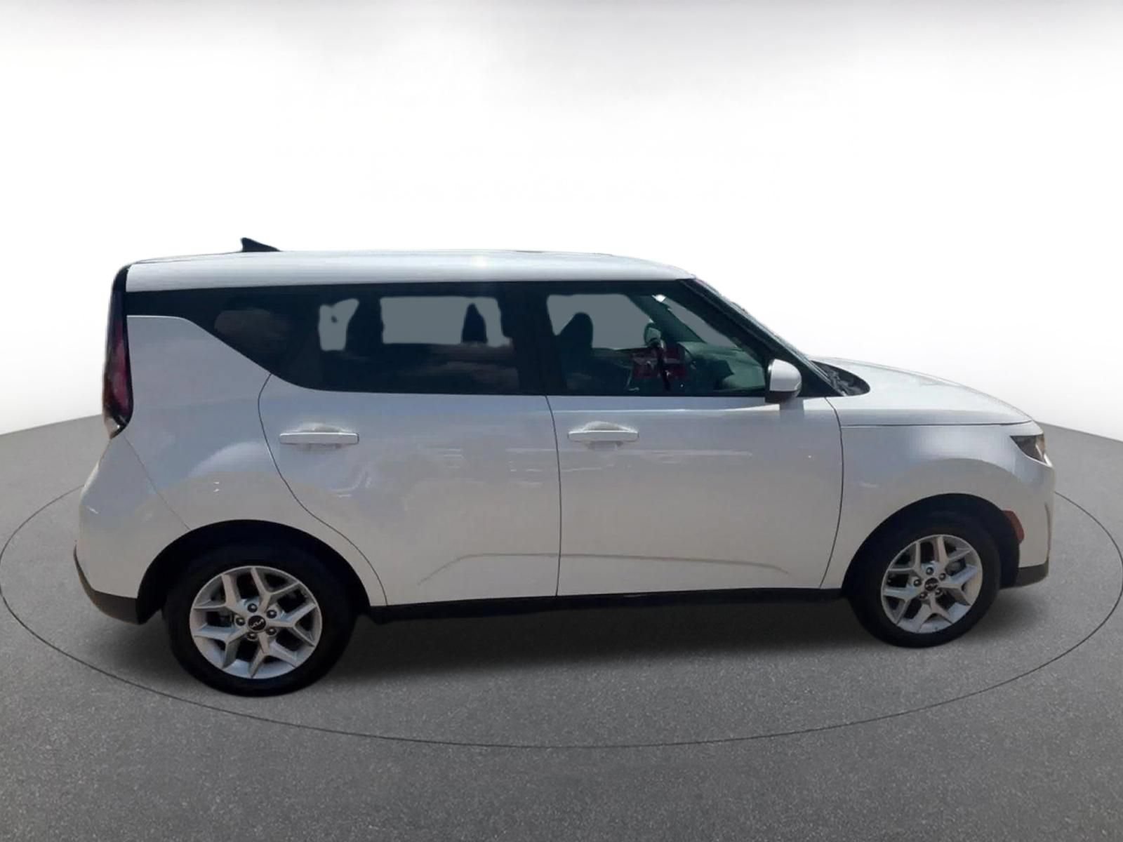 Used 2025 Kia Soul LX w/ LX Technology Package FWD image 16