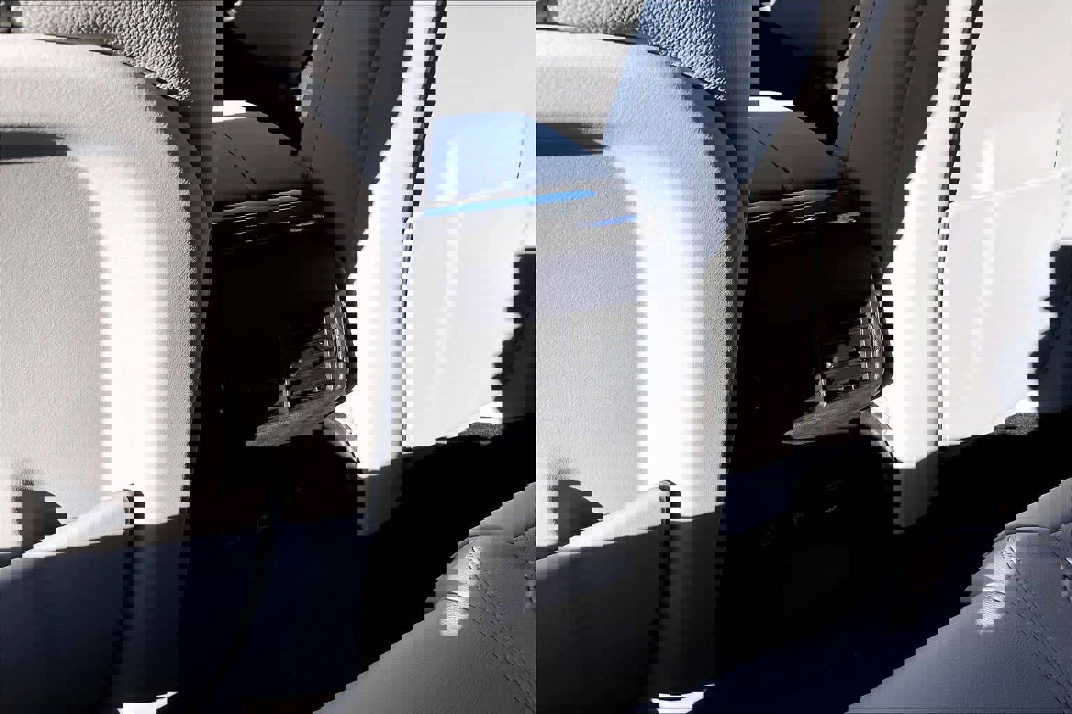 New 2026 Land Rover Range Rover Velar Dynamic SE image 16