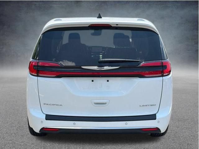 Used 2023 Chrysler Pacifica Touring-L FWD image 4