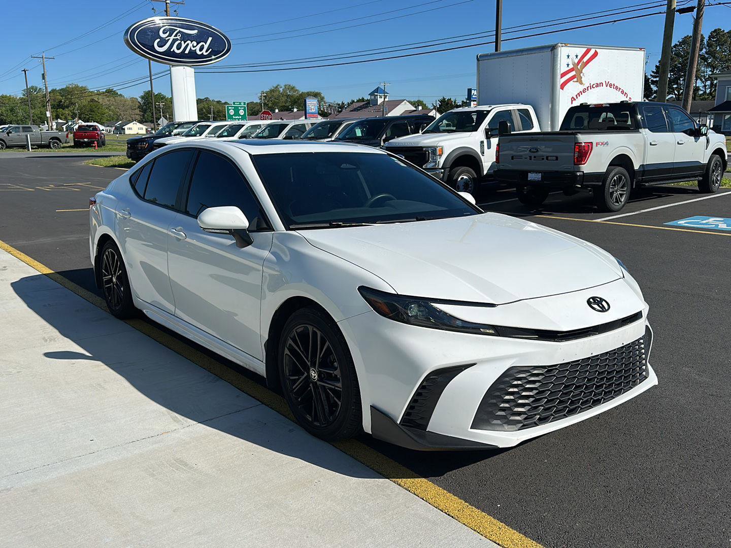 Used 2025 Toyota Camry SE w/ Convenience Package FWD image 3