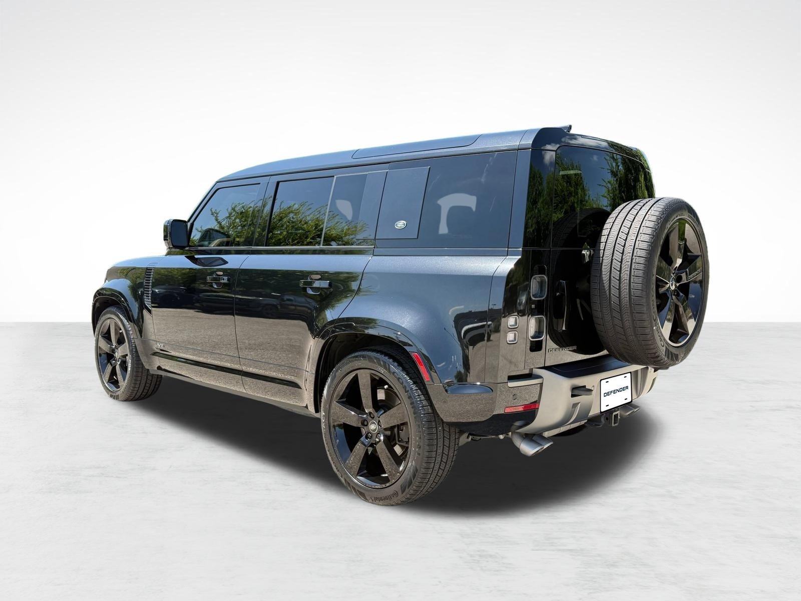 Used 2023 Land Rover Defender 110 V8 AWD/4WD image 3