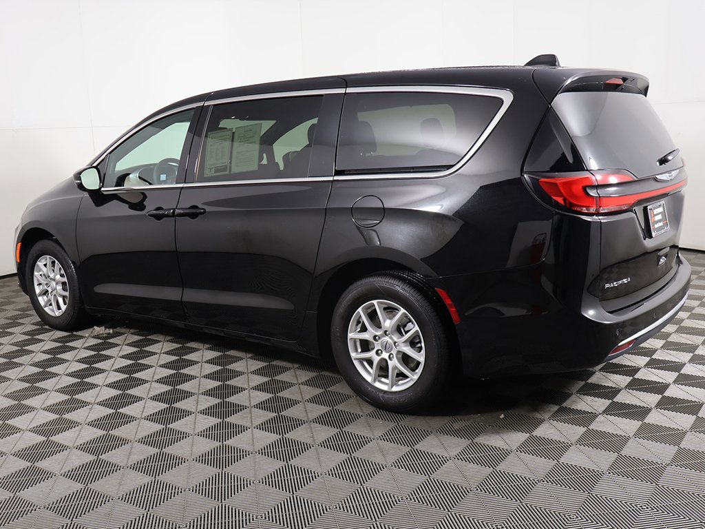 Used 2025 Chrysler Pacifica Select image 14