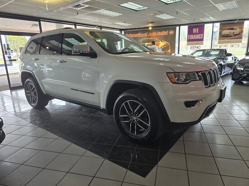 Used 2018 Jeep Grand Cherokee Limited AWD/4WD image 3