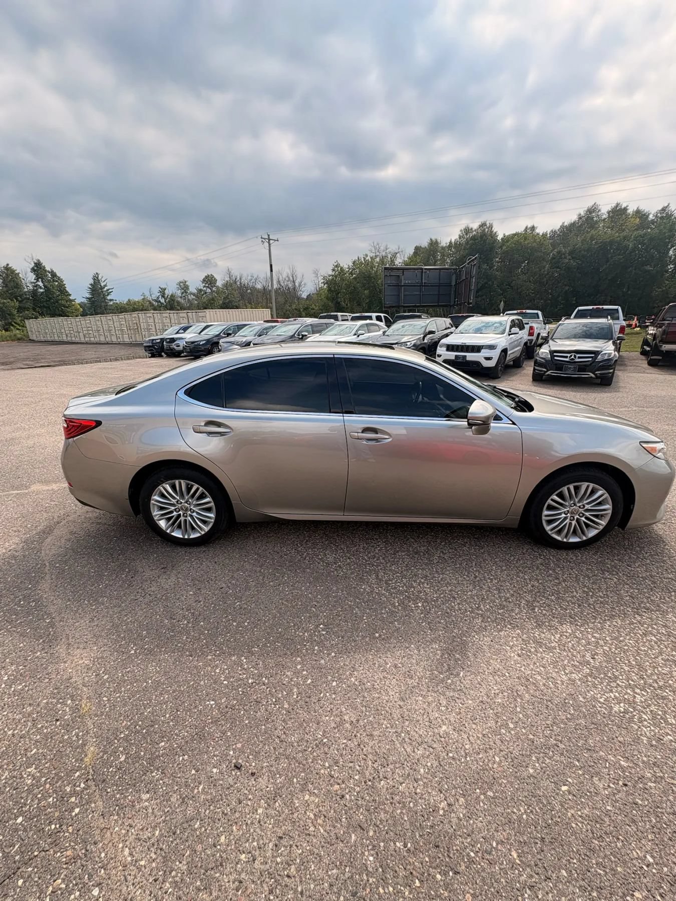 Used 2015 Lexus ES 350 w/ Luxury Package FWD image 4