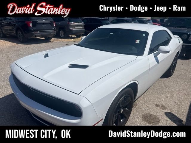 Used 2016 Dodge Challenger SXT RWD image 1