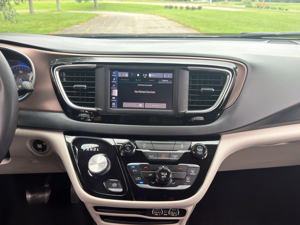 Used 2023 Chrysler Voyager LX FWD image 4