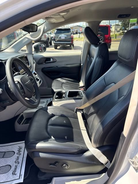 Used 2023 Chrysler Pacifica Touring-L FWD image 16