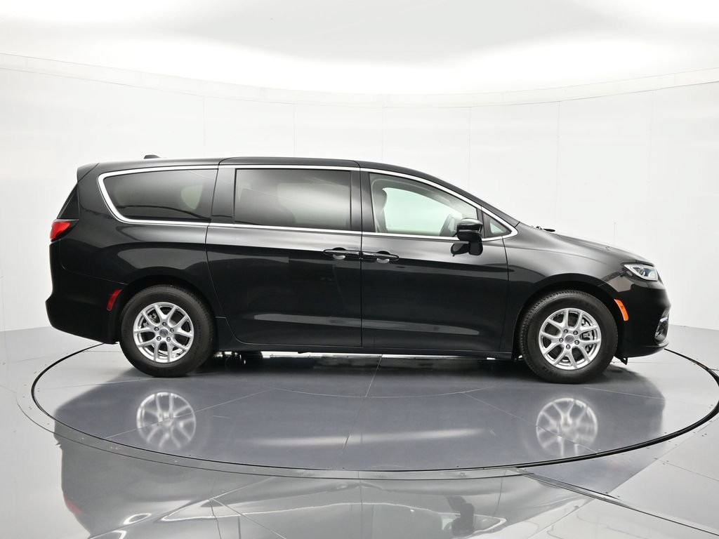 Certified 2023 Chrysler Pacifica Touring-L FWD image 4