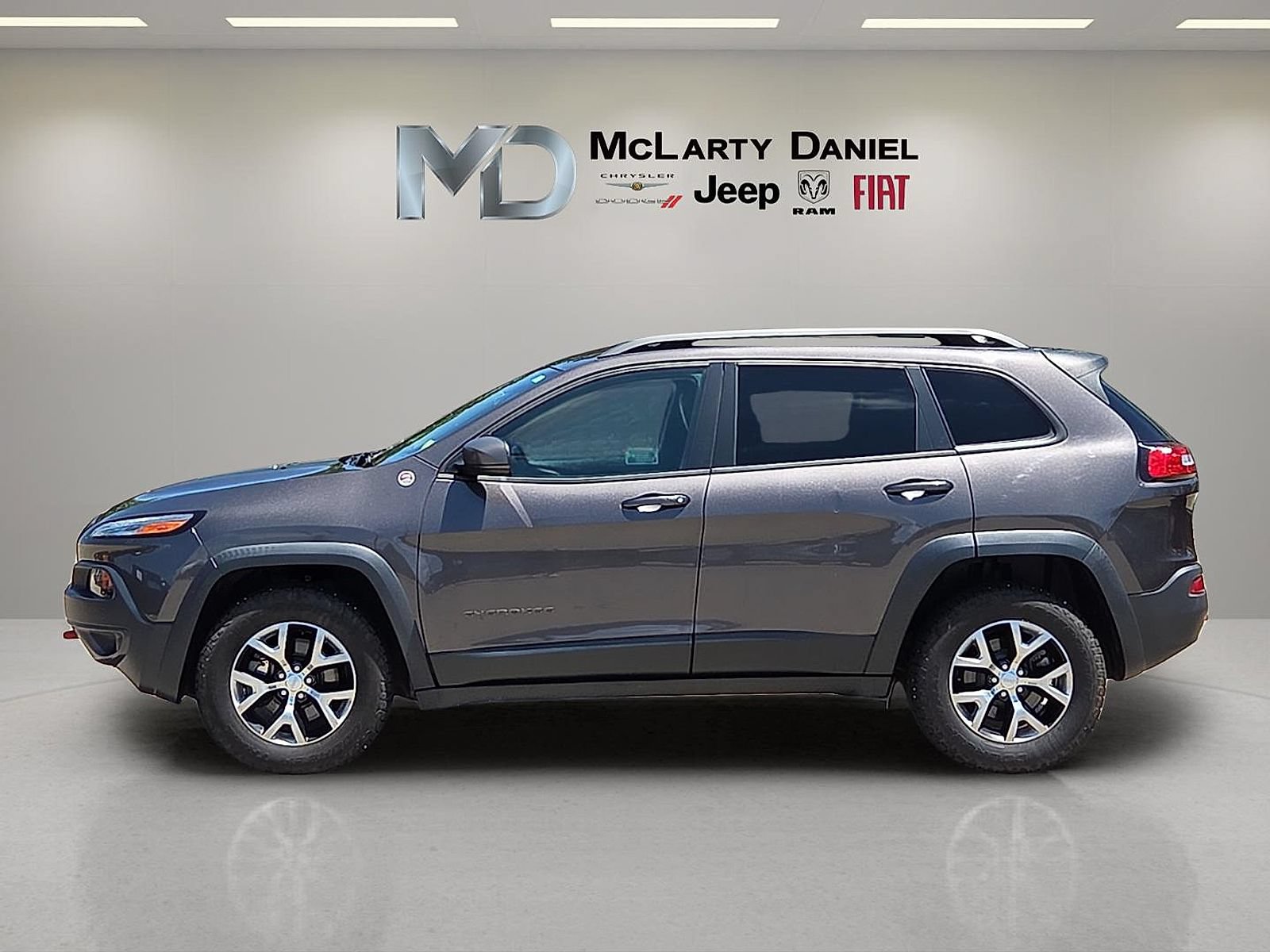Used 2018 Jeep Cherokee Trailhawk AWD/4WD image 3