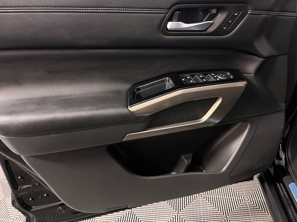 Used 2024 Nissan Pathfinder Platinum image 27