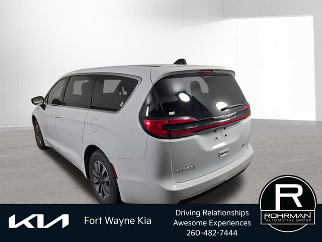 Used 2024 Chrysler Pacifica Select image 9