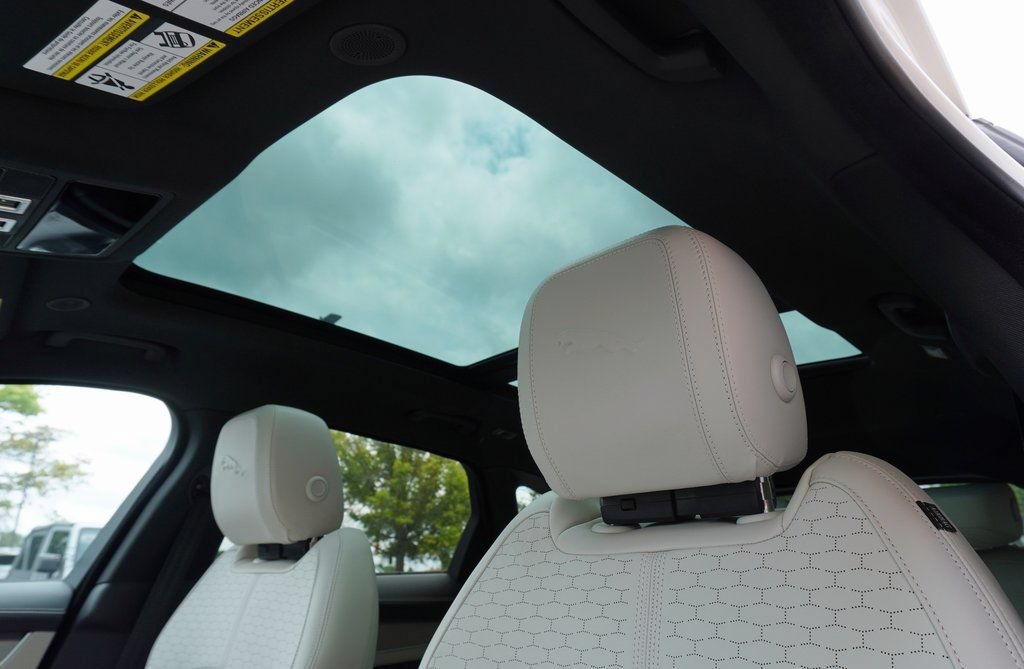 Used 2025 Jaguar F-PACE R-Dynamic S AWD/4WD image 15