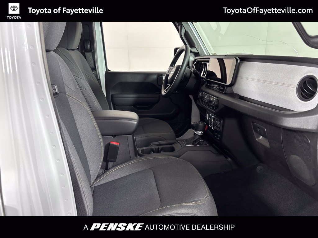 Used 2025 Jeep Gladiator Sport AWD/4WD image 6