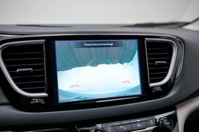 Used 2024 Chrysler Pacifica Touring-L image 30