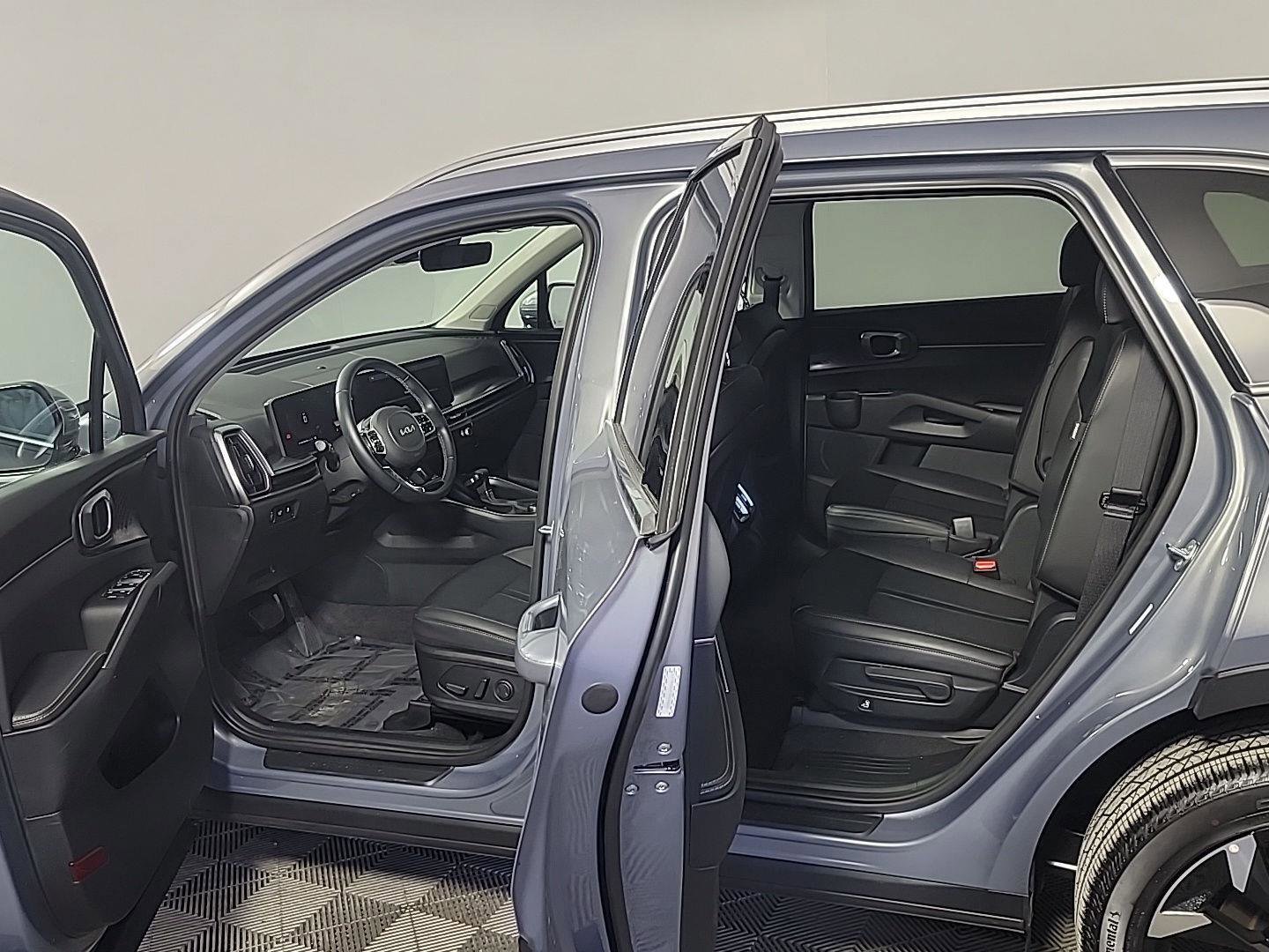 Used 2025 Kia Sorento EX w/ Panoramic Sunroof Package image 17