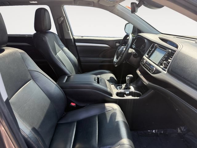 Used 2019 Toyota Highlander XLE AWD/4WD image 14