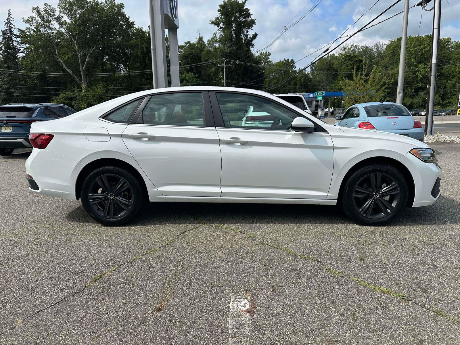 Used 2024 Volkswagen Jetta SE w/ Panoramic Sunroof Package FWD image 5
