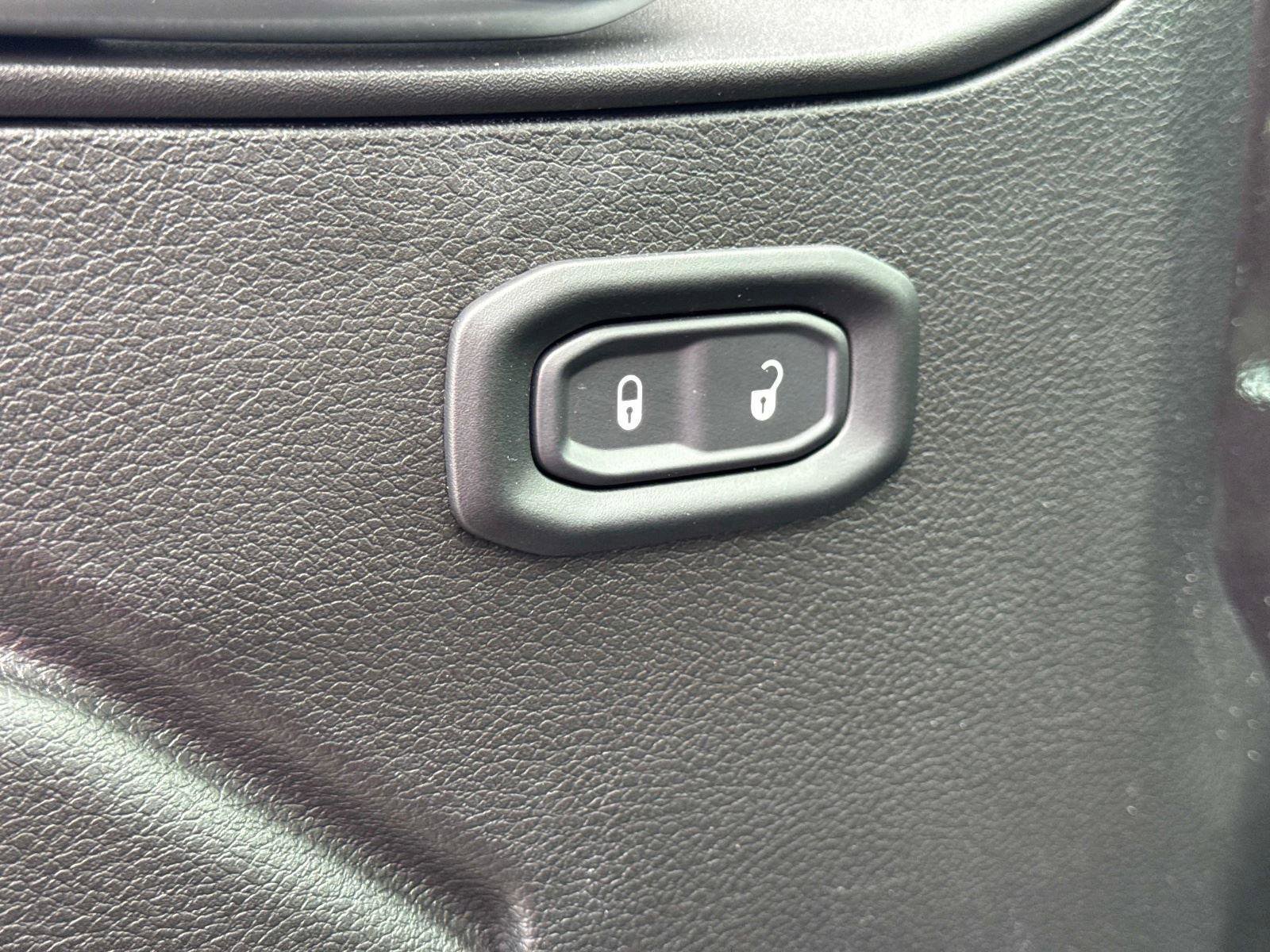 Used 2025 Jeep Wrangler Sport image 12