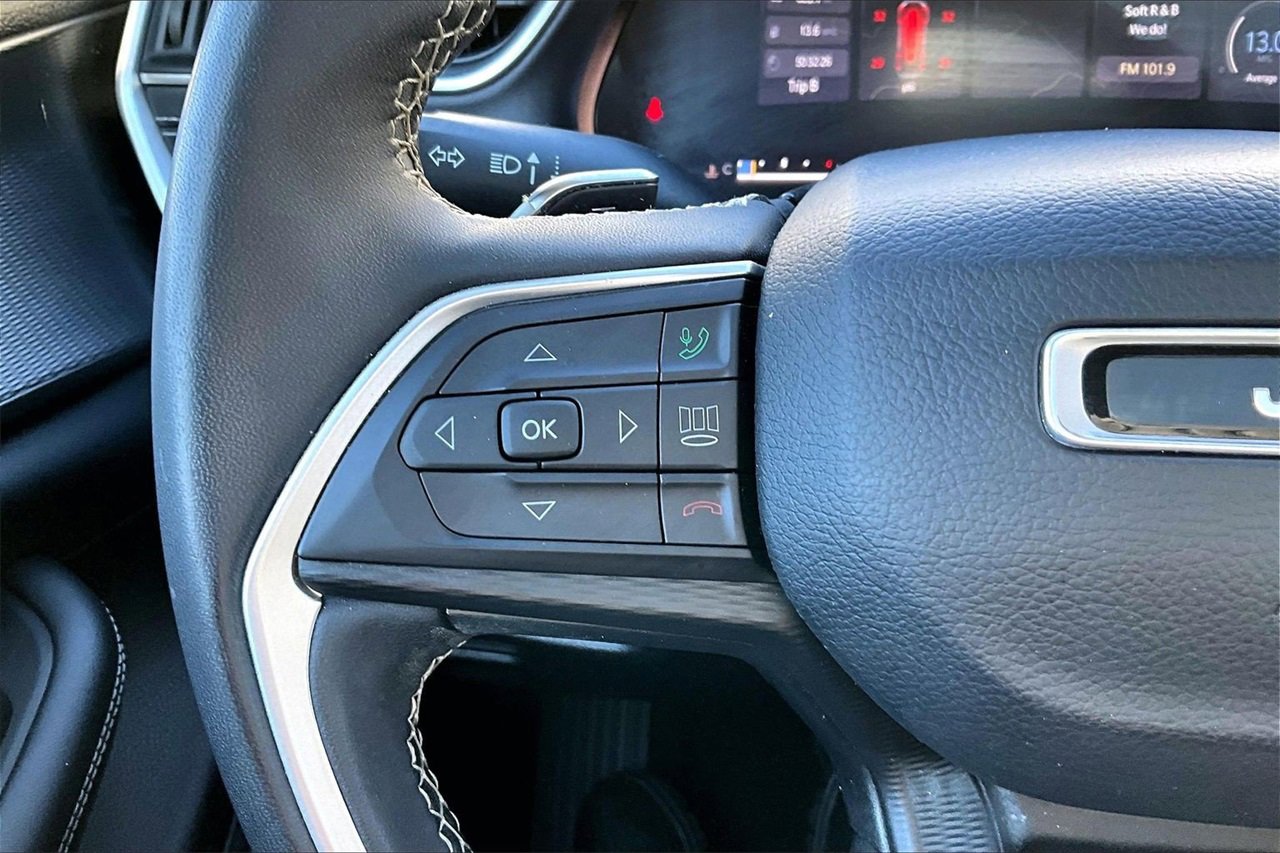 Used 2023 Jeep Grand Cherokee Laredo X image 28