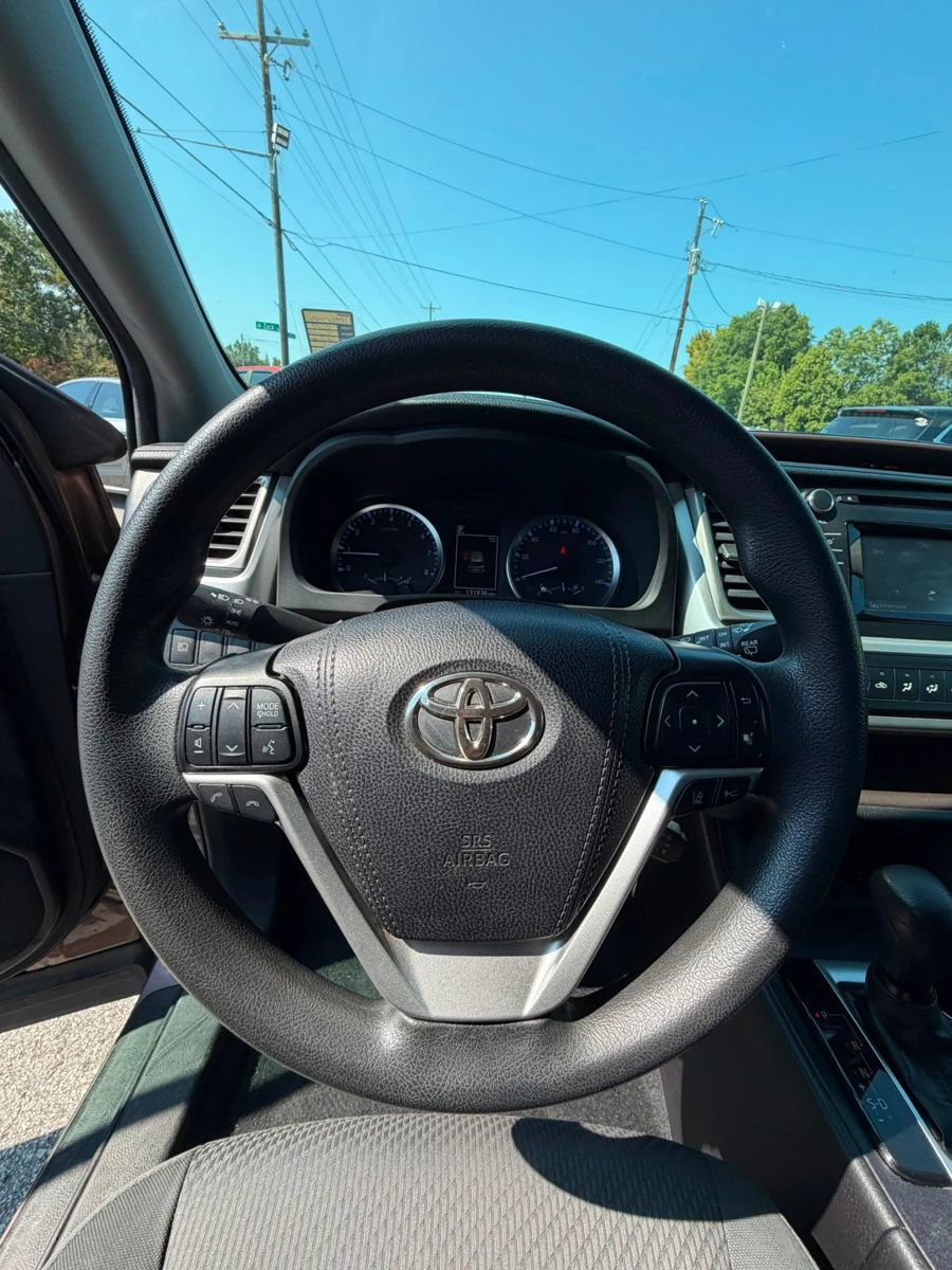 Used 2019 Toyota Highlander LE AWD/4WD image 10