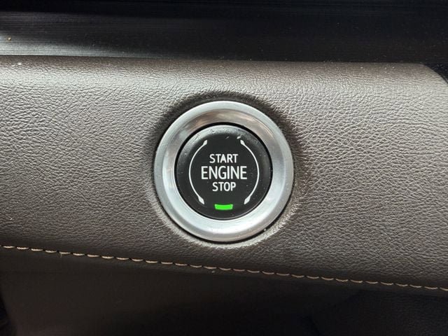 Used 2022 Cadillac Escalade Premium Luxury w/ Performance Package AWD/4WD image 21