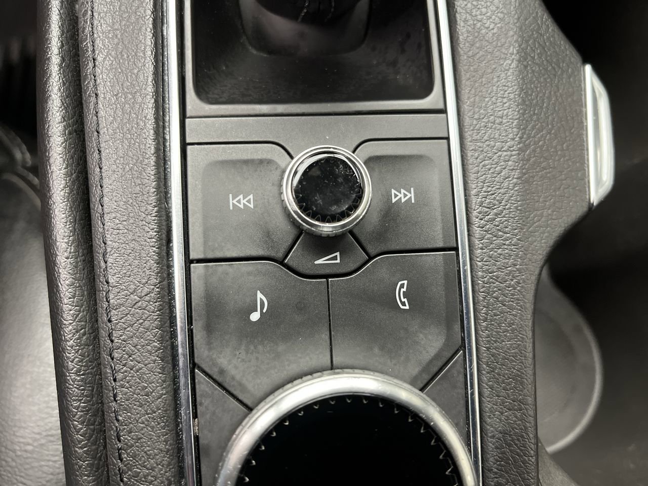 Used 2021 Cadillac XT4 Luxury w/ Cold Weather Package image 17