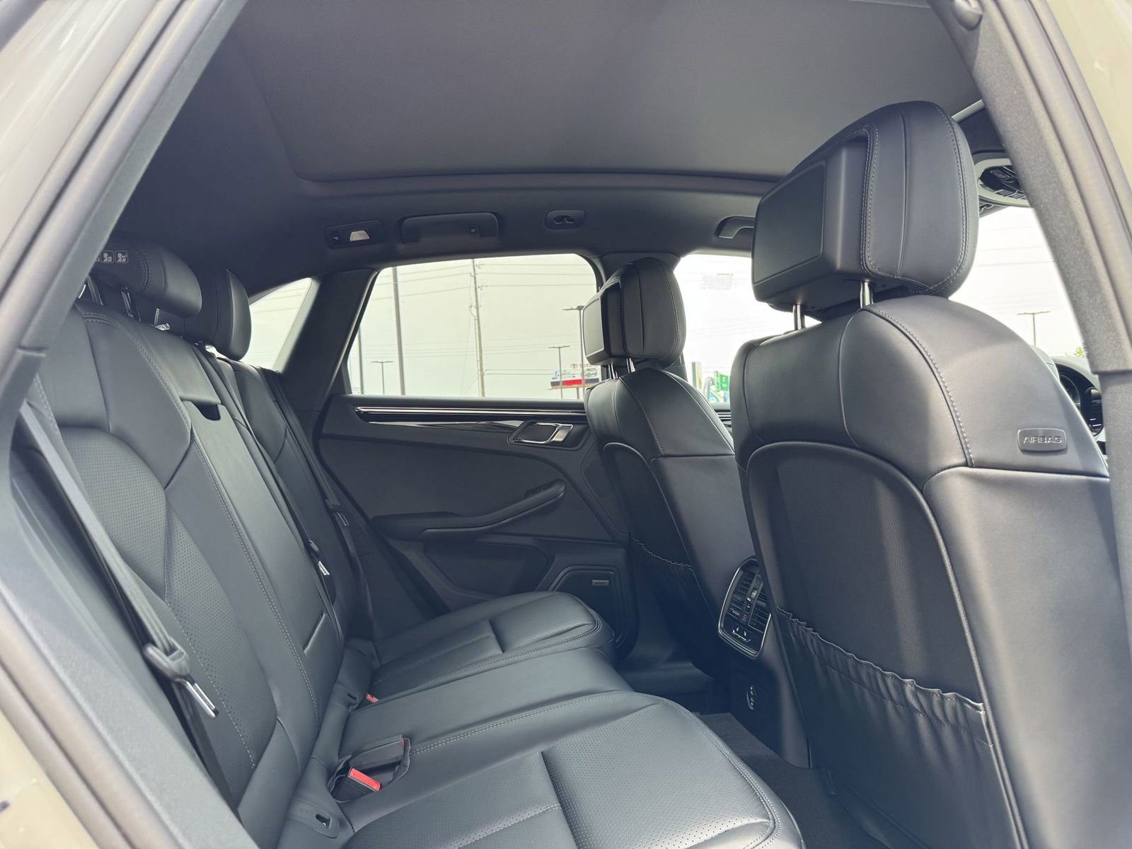 Certified 2025 Porsche Macan AWD/4WD image 30