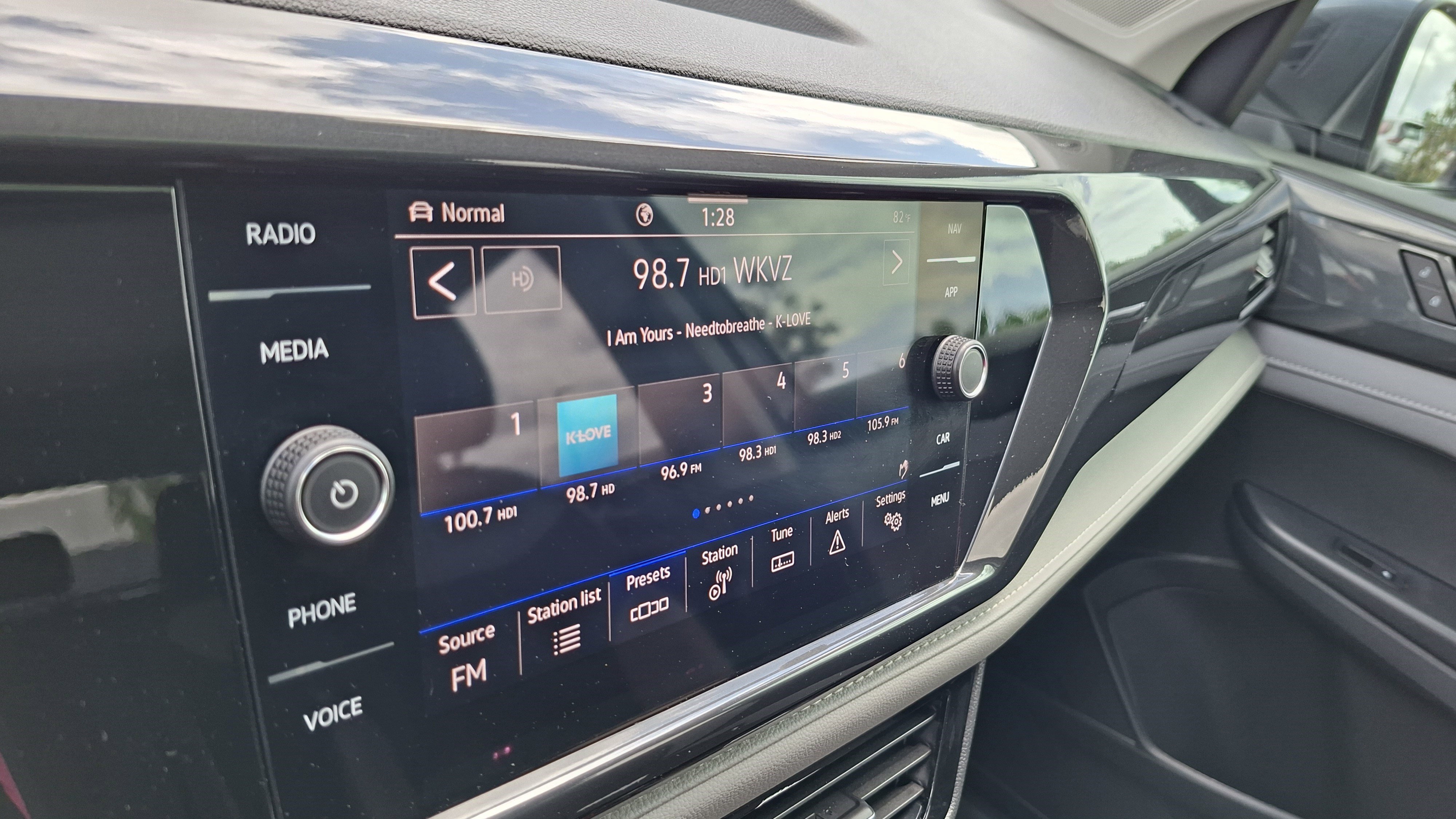 Used 2023 Volkswagen Taos SEL AWD/4WD image 14