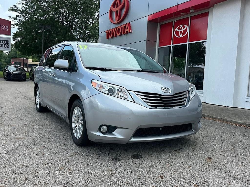 Used 2017 Toyota Sienna XLE Premium FWD image 11