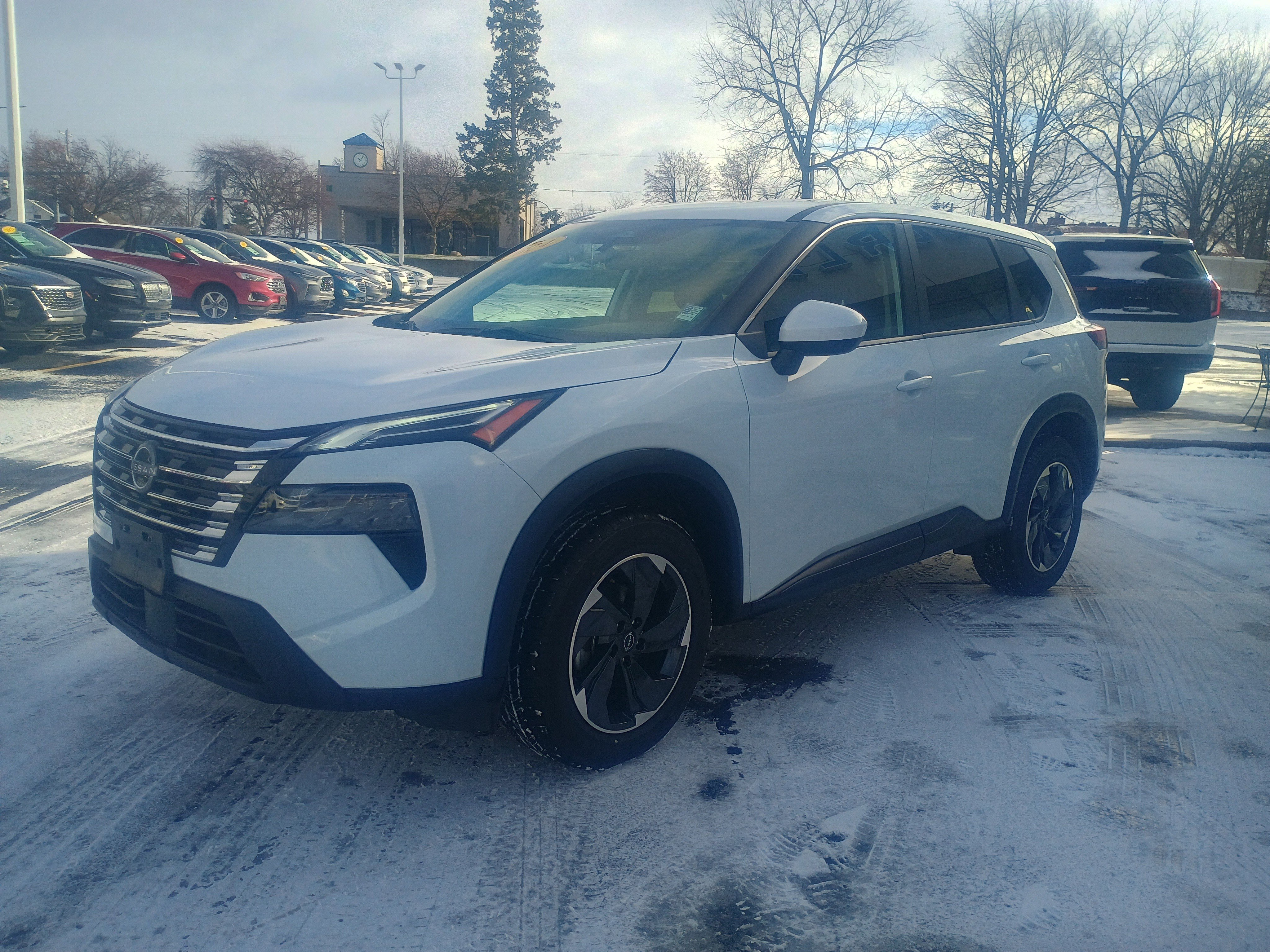 Used 2024 Nissan Rogue SV image 3