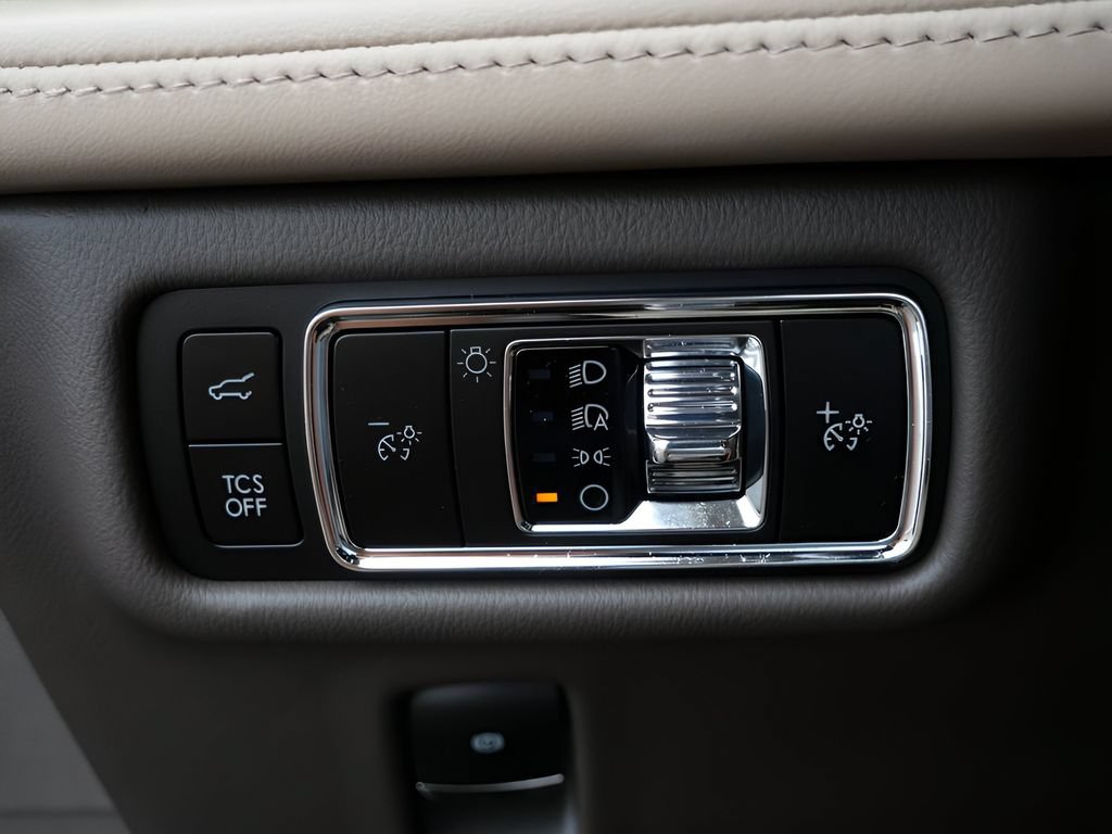Certified 2023 Lincoln Nautilus Reserve w/ Luxury Package AWD/4WD image 17