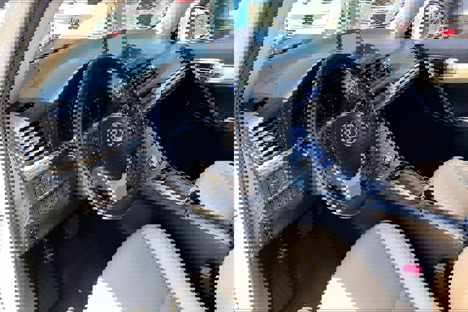 Used 2014 Lexus CT 200h FWD image 17