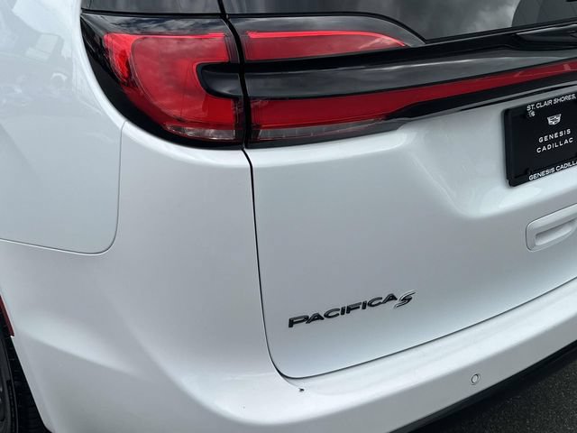 Used 2023 Chrysler Pacifica Limited w/ Uconnect Theater Family Group FWD image 39