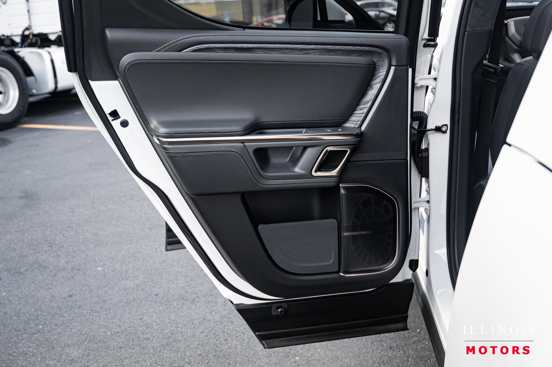 Used 2022 Rivian R1T Adventure image 31