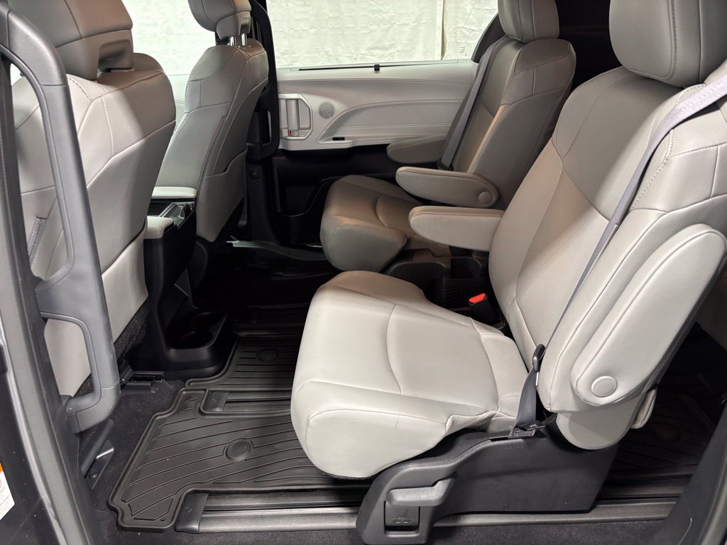 Used 2025 Toyota Sienna XLE AWD/4WD image 48