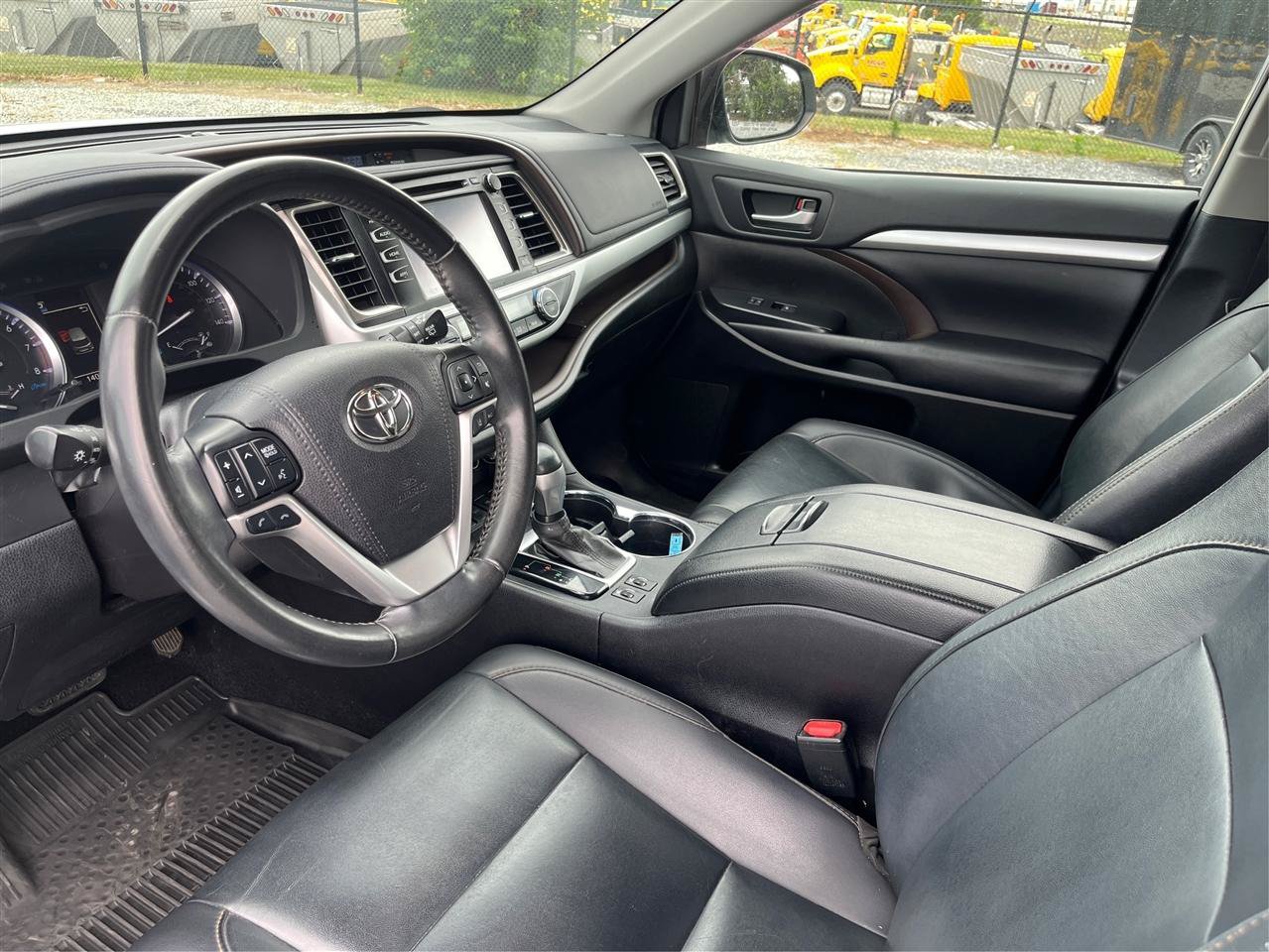 Used 2019 Toyota Highlander XLE AWD/4WD image 9