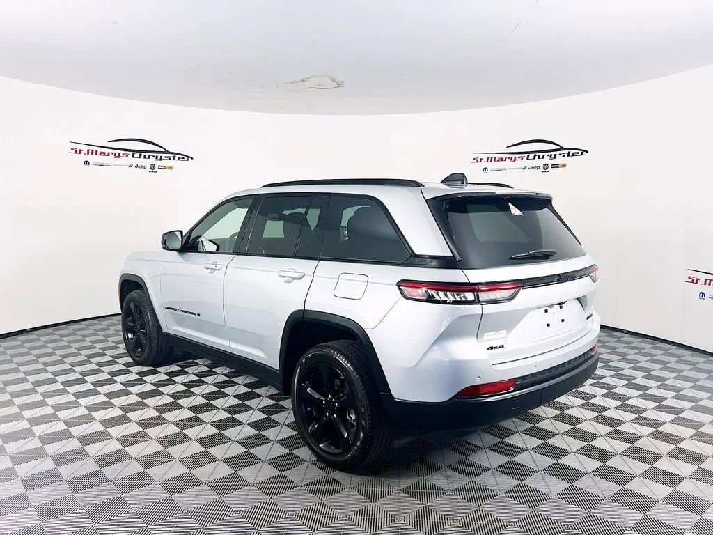 Used 2024 Jeep Grand Cherokee Limited w/ Black Appearance Package AWD/4WD image 6