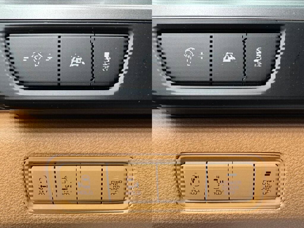 Used 2024 Kia Carnival LX image 26