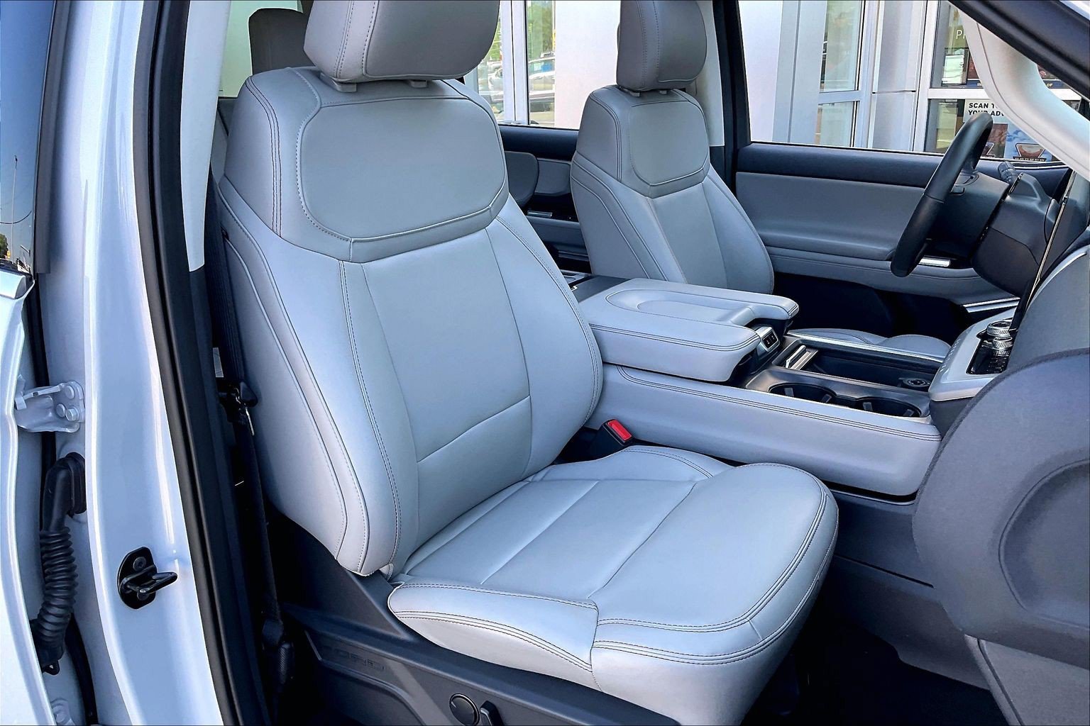 Used 2025 Ford Expedition Active AWD/4WD image 7