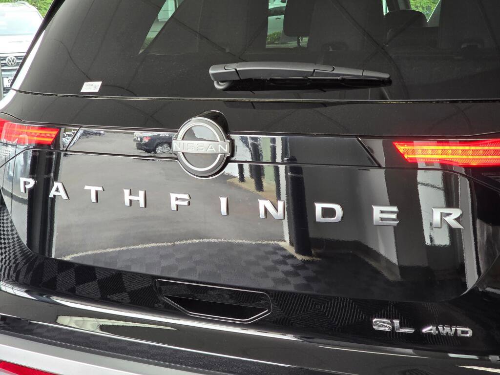 Used 2025 Nissan Pathfinder SL image 13