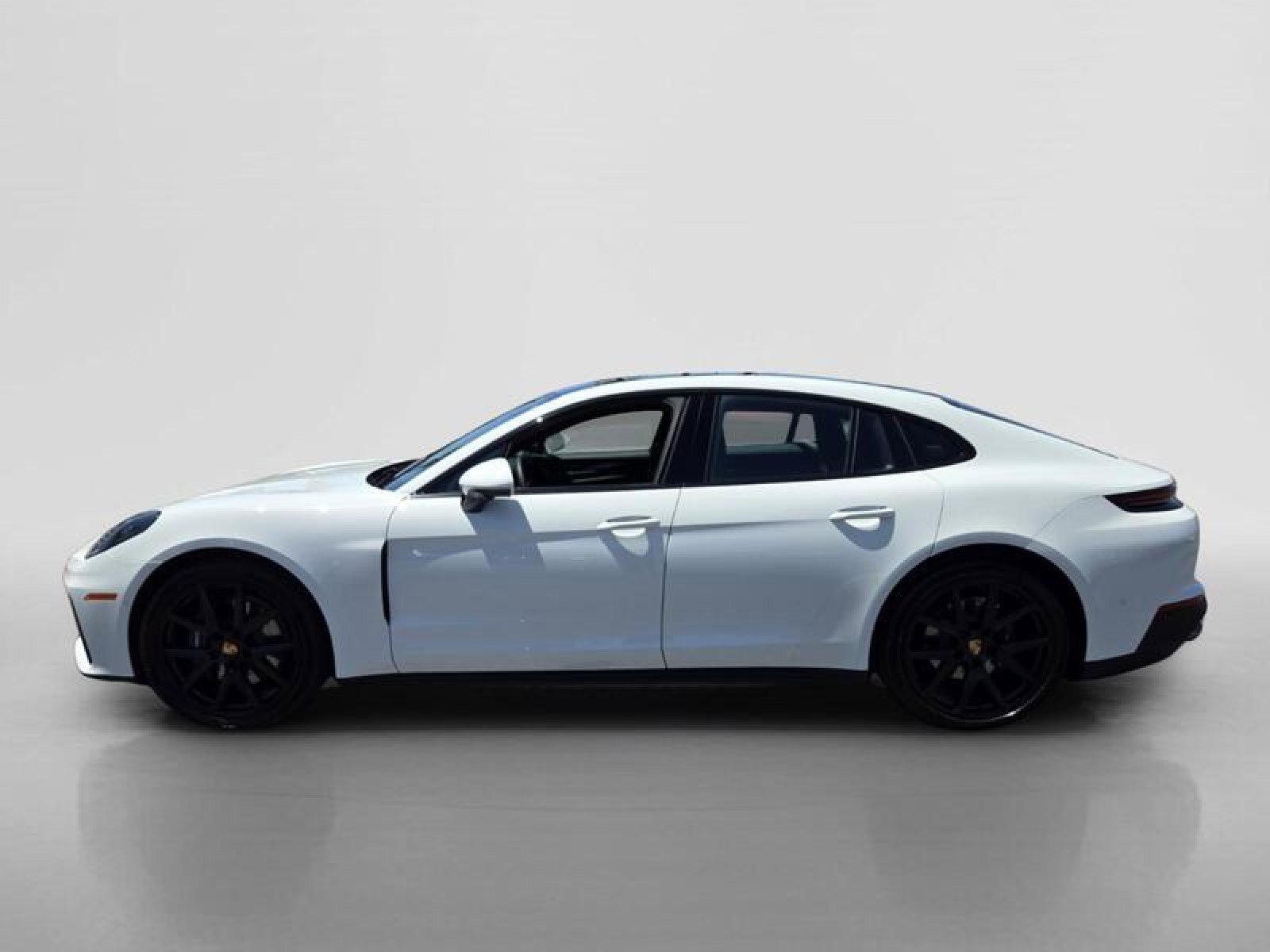 Used 2025 Porsche Panamera image 2