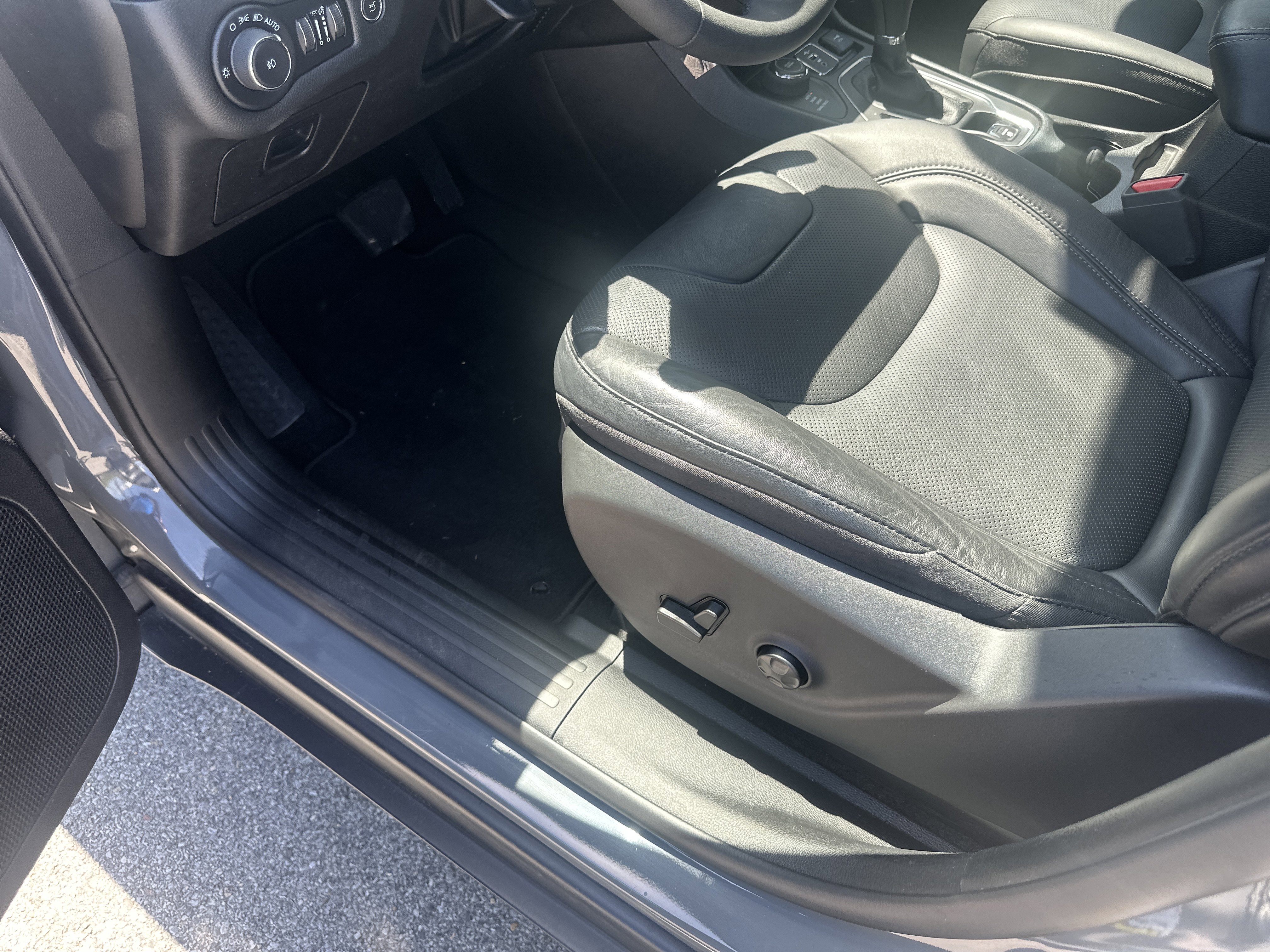 Used 2021 Jeep Cherokee Latitude Lux w/ Comfort/Convenience Group AWD/4WD image 15