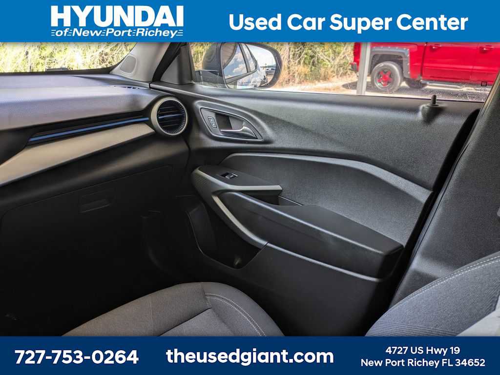 Used 2025 Chevrolet Trax LS FWD image 17