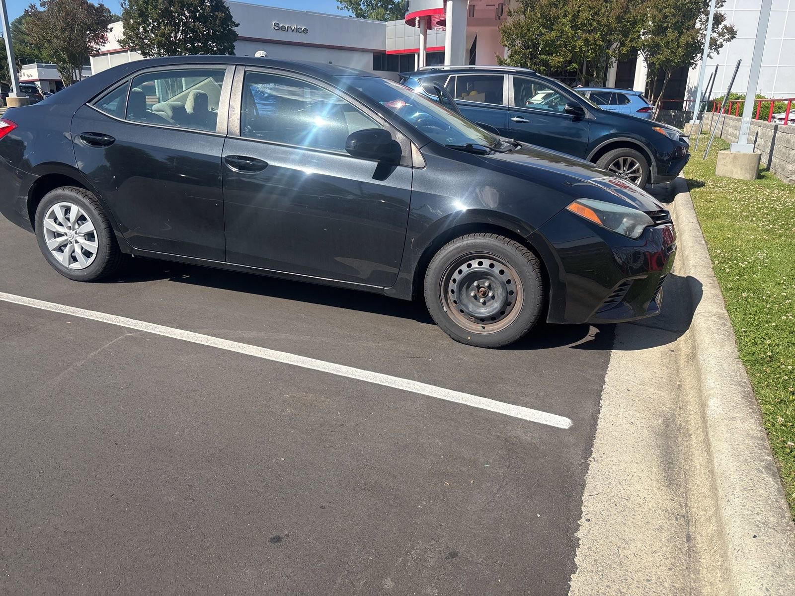 Used 2015 Toyota Corolla LE FWD image 2