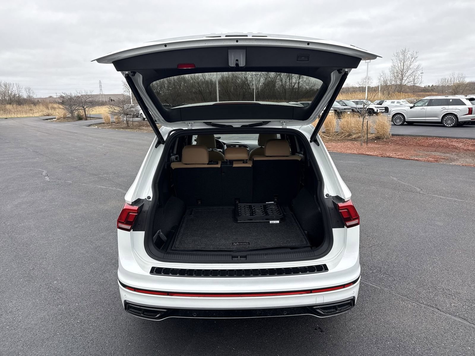 Used 2024 Volkswagen Tiguan SE R-Line image 22