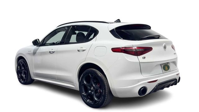 Used 2022 Alfa Romeo Stelvio Veloce image 4