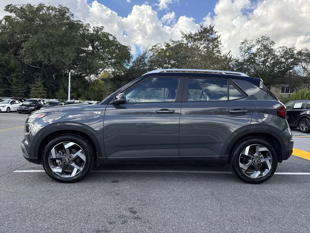 Used 2024 Hyundai Venue Limited image 28